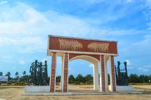 Tout Savoir Sur Le Bénin : Une Découverte Complète De Ce Pays D'Afrique De L'Ouest - door of no return ouidah benin