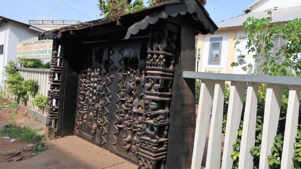 Notre Bénin - Cotonou, la ville aux 1000 visages Cotonou, la ville aux 1000 visages - Gate of Porto Novo ethnographic museum Benin Dec 2017