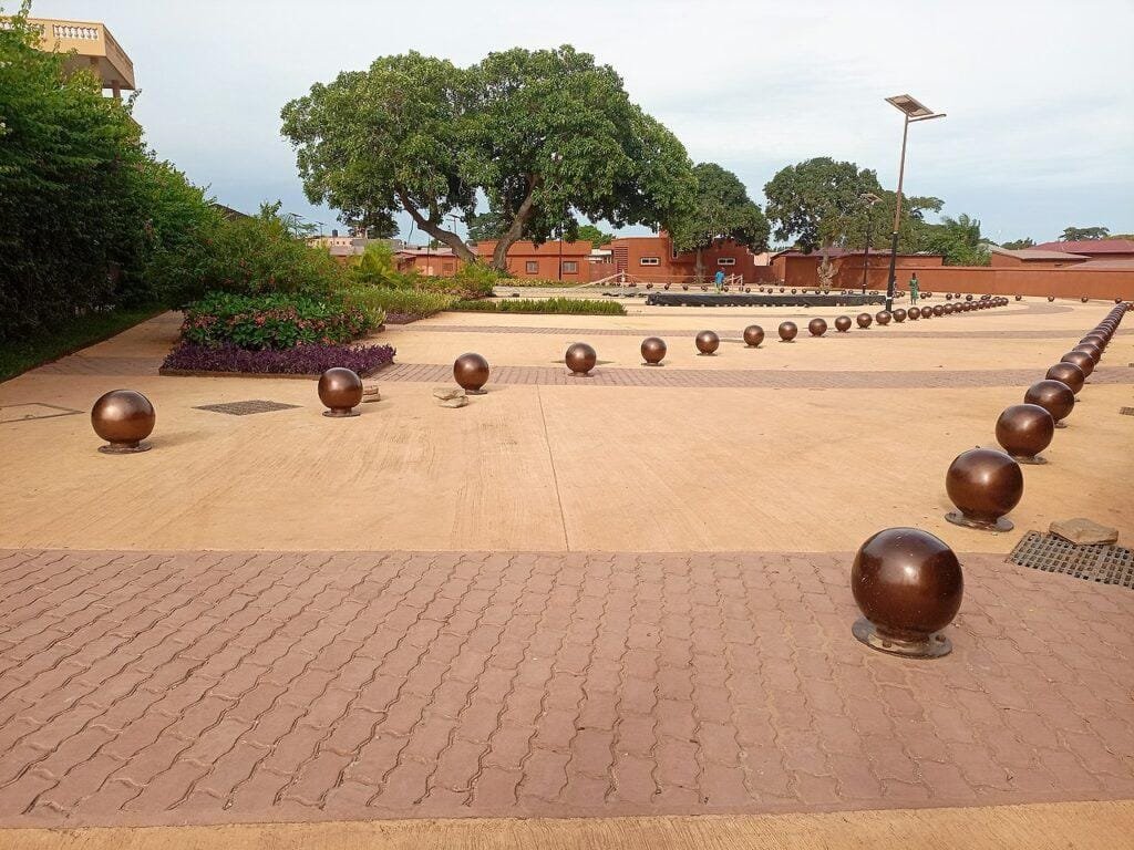 Ouidah : 1 Voyage à Travers l’Histoire du Vaudou - benin tourisme ouidah place chacha route esclaves2